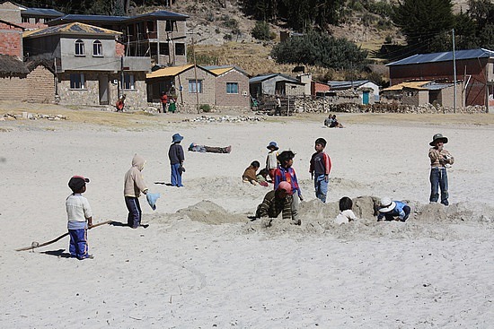 spielende Kinder im Sand