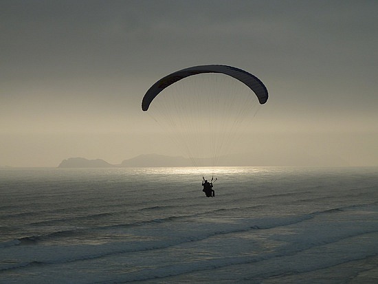 Paragliding an Lima's Küste