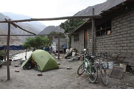 campen hinter Restaurant in Huarichiri