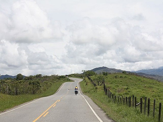 Weg durch die Hügel/Berge Kolumbiens