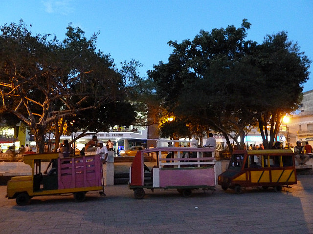 Kinderfahrzeuge abends an der Plaza