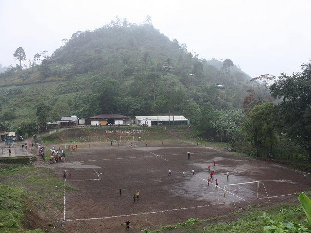 Fußballspiel im Regen/Matsch