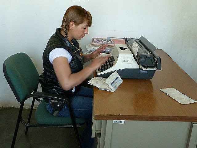 eine einzige Schreibmaschine steht zur Verfügung