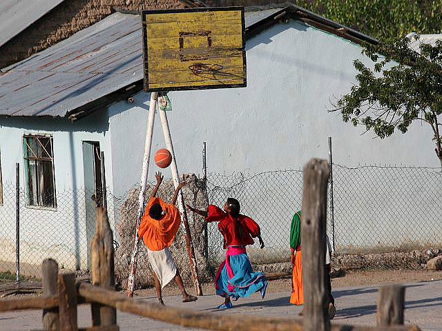 Tarahumara-Kinder beim Basketball spielen