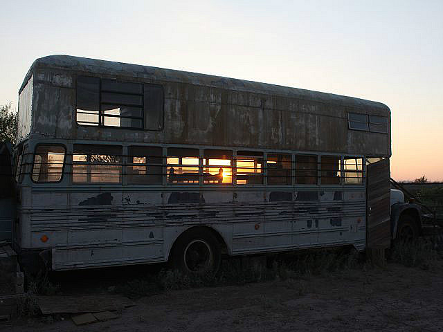 alte Busse dienen als zu Hause