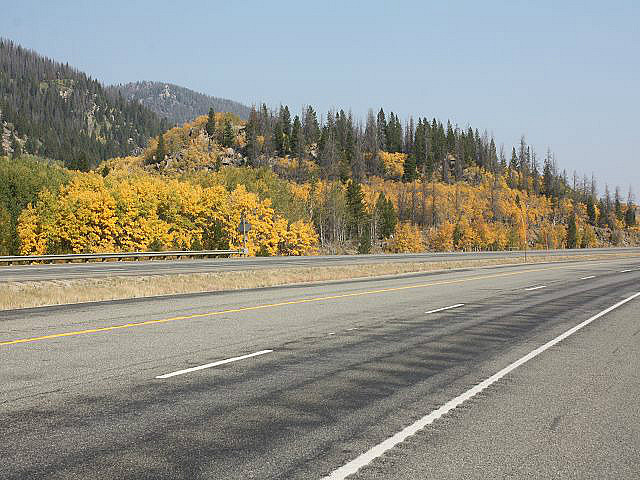 schöne Herbstfarben am Highway