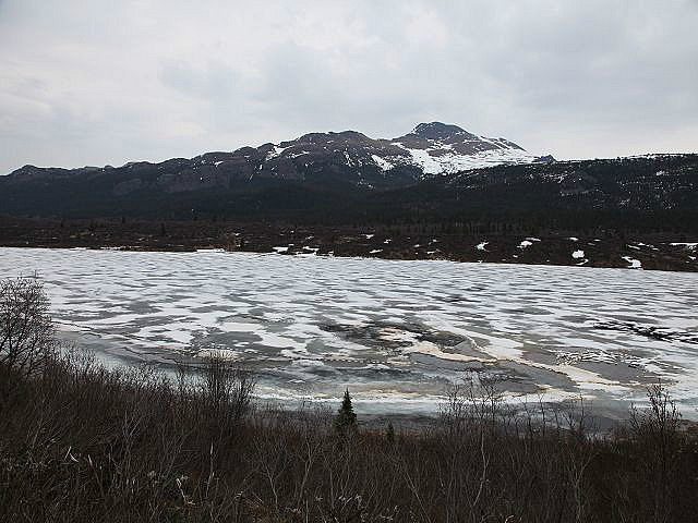 hier oben sind die Seen noch zugefroren!