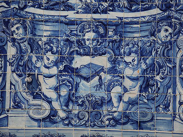 "Azulejos", blau-weiße Keramik