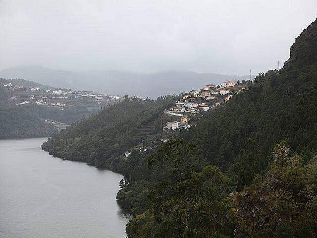 im Regen durchs Douro-Tal