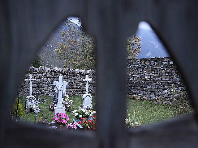 mit Blick auf den Friedhof