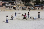 spielende Kinder im Sand