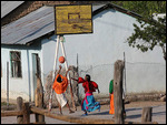 Tarahumara-Kinder beim Basketball spielen