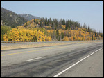 schöne Herbstfarben am Highway